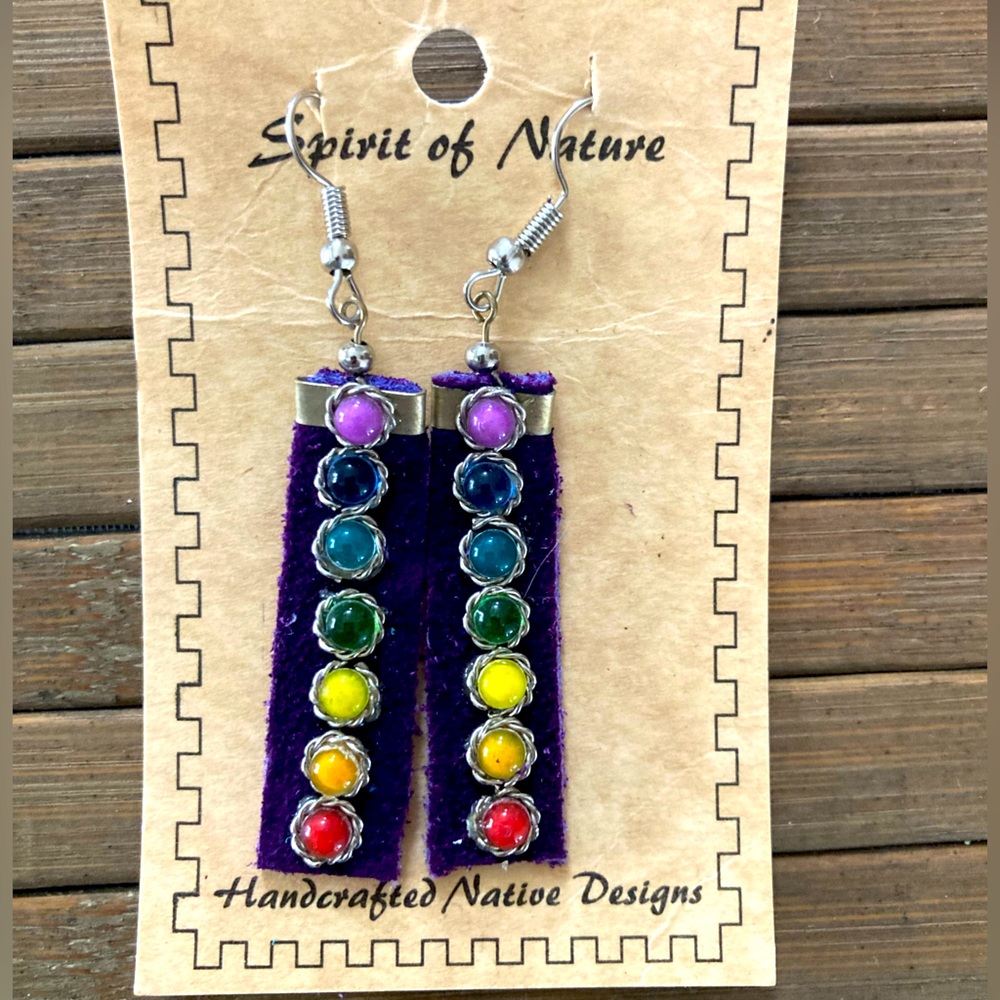 👑🐝 Colorful 7 chakras handmade Native earrings on purple leather.